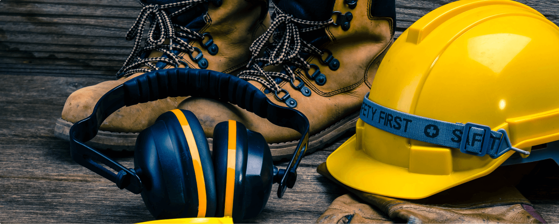 se muestra equipo de seguridad industral como botas, casco, cubre oidos y guantes